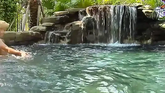 Lezbiyen ateşli seks açık havada suda