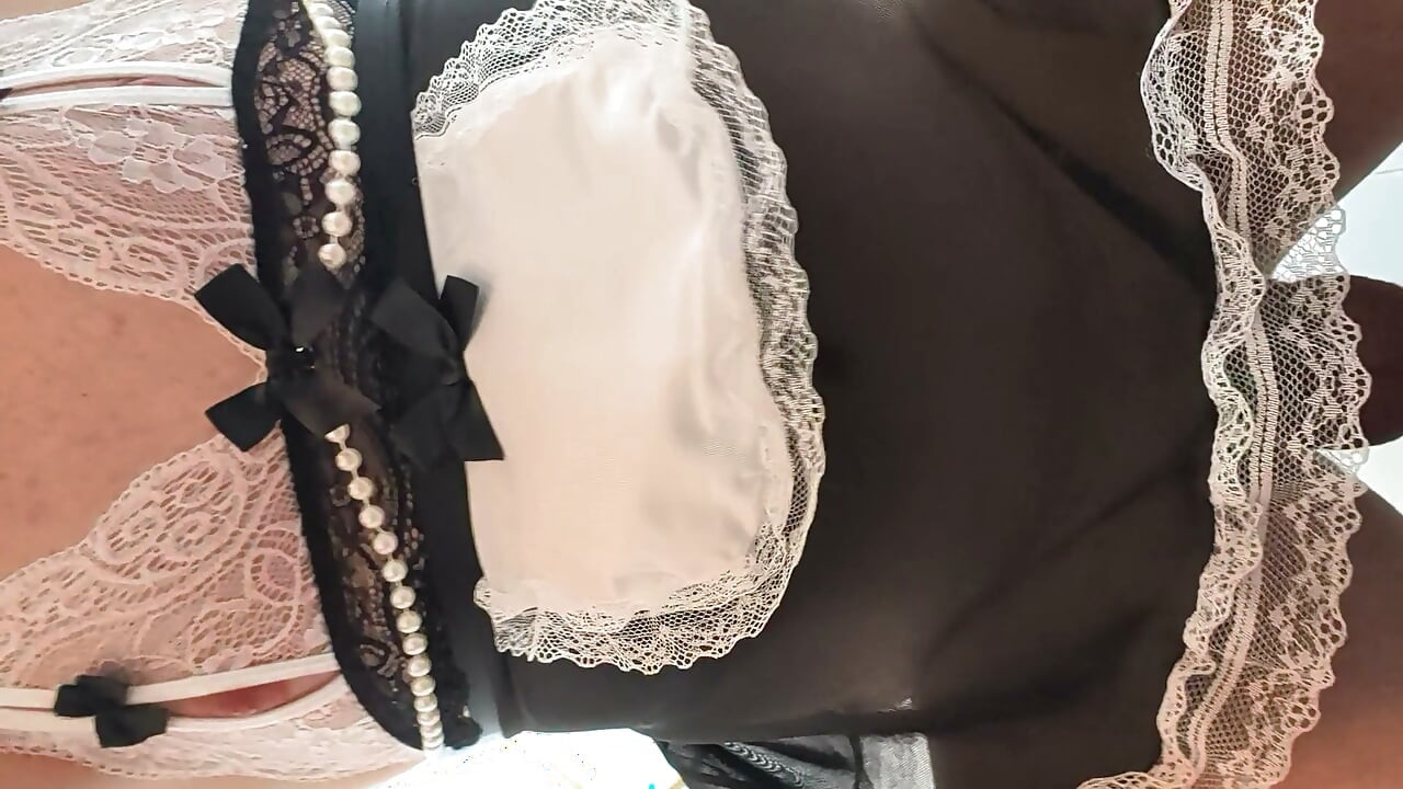 Lily reitet ihr Spielzeug in der Dusche als Femboy-Maid verkleidet