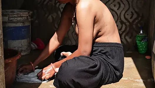 Meri girlfriend kapde nahi hai aur main nahane ja raha tha