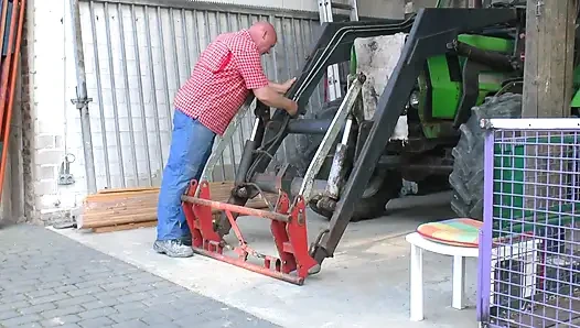 Возбужденная шлюшка в сарае