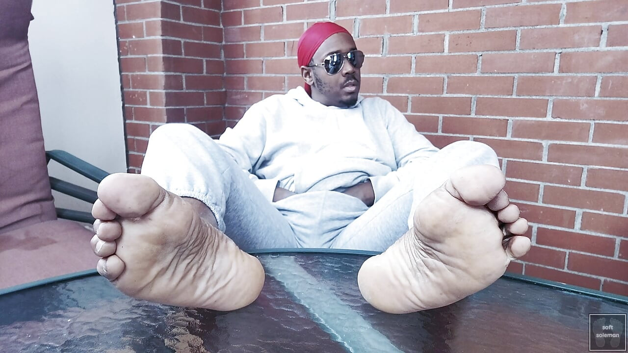 Main khud ko chhooti hoon, aur main apne pair pradarshit karti hoon (2025)