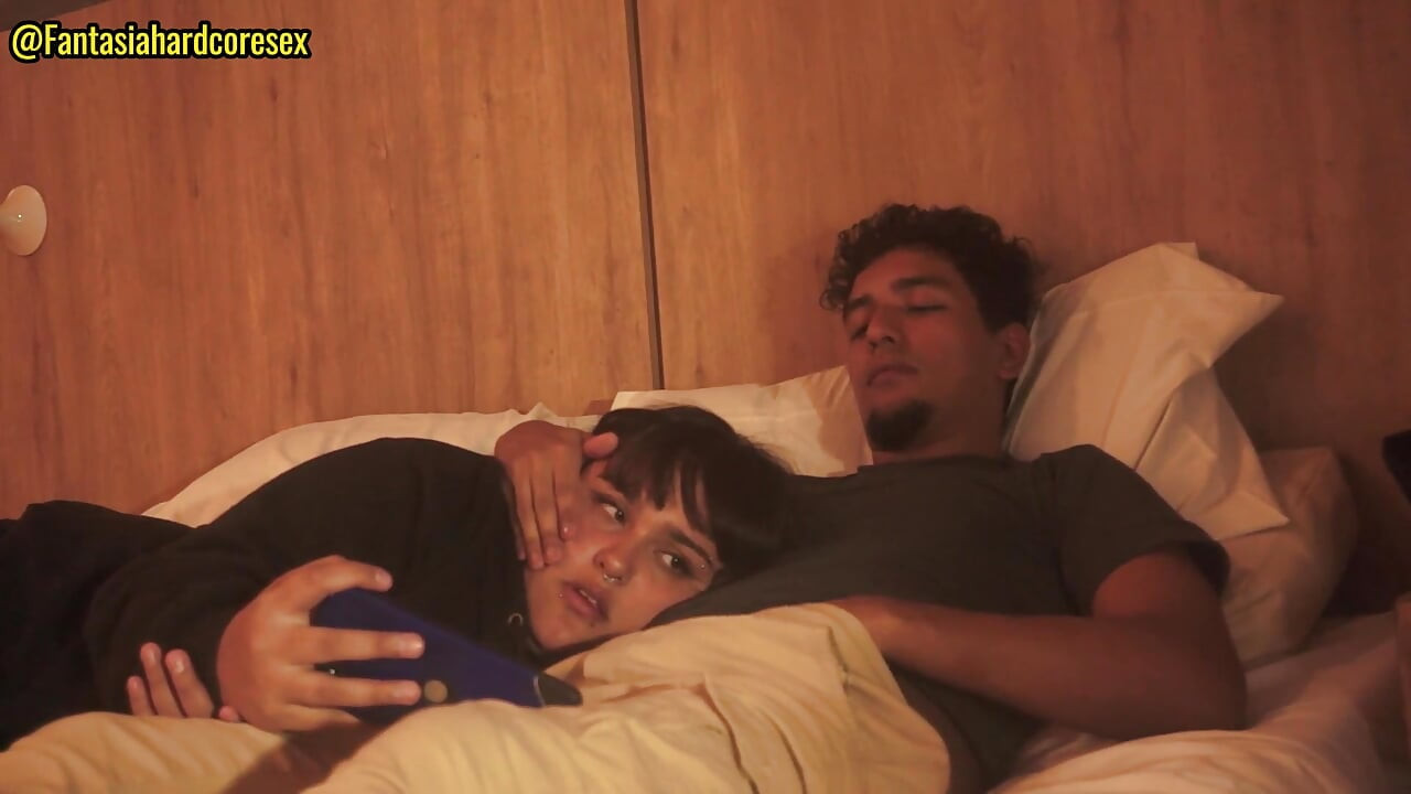 Adik tiri saya menelan zakar saya selepas menonton filem, mereka hampir menemui kami