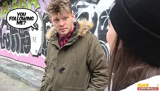 Fakehub Originals - çarpıcı Kristy Black Michael'ı stüdyosuna davet ediyor ve sikini palet üzerinde emiyor