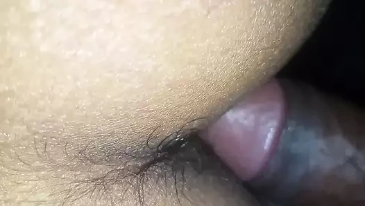 Tüm penisi yengenin sıkı götüne sokuyorum, yenge geceleri domaltarak seks yapmayı seviyor, tek başına tam eğlence