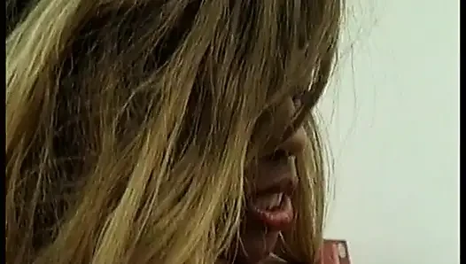 Vollbusige ebenholz-MILF mit falschen titten bückt sich für ein schönes hardcore-hämmern