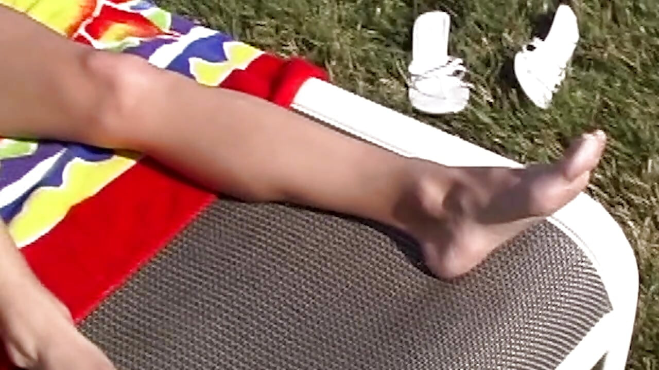 Heiße Blondine reibt sich am Pool