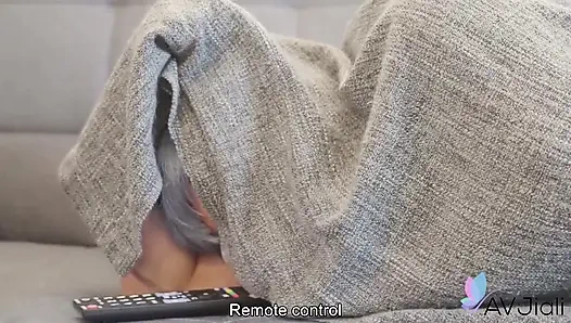 Арендодатель наблюдает, как Лина мастурбирует и сквиртует, скрываясь в ее квартире