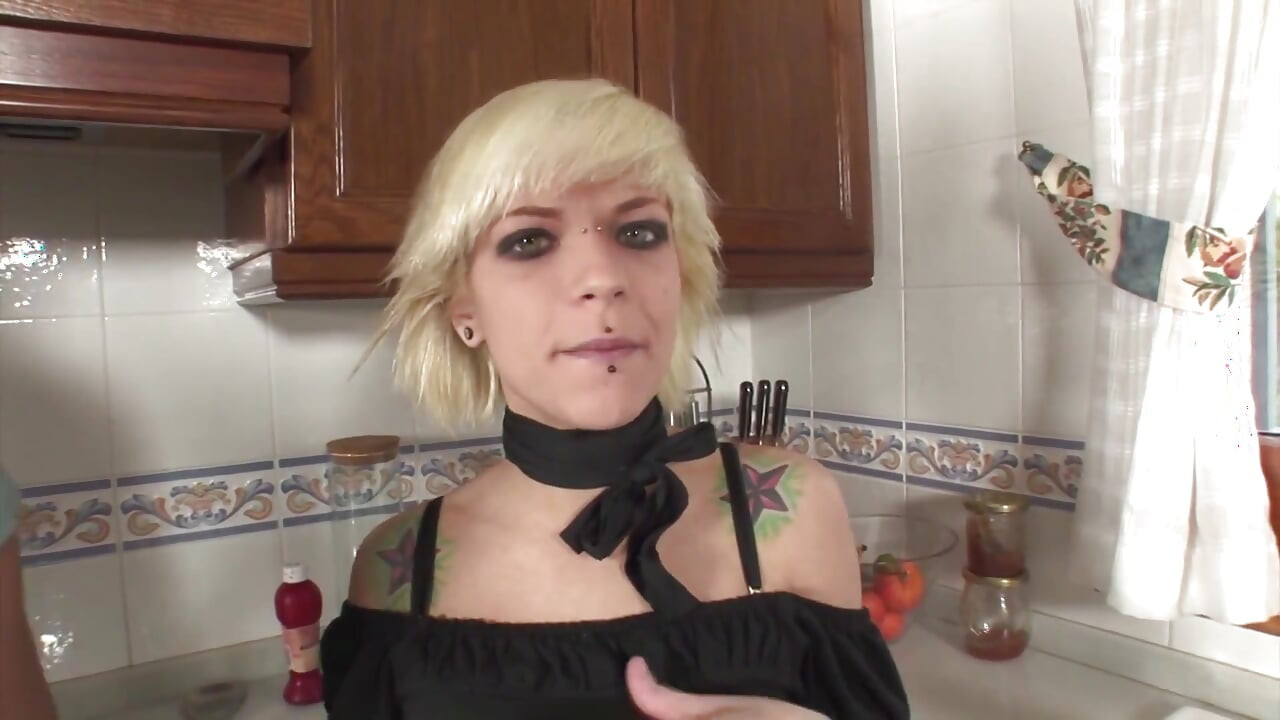 Garotas espanholas levam no fundo da boca - DVD