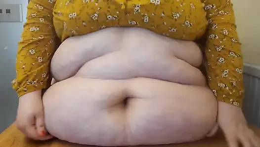 Живот поднимает и капает на стол со шлепками