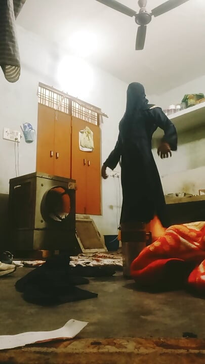 Urvashi naqab phnke kamar matkati h