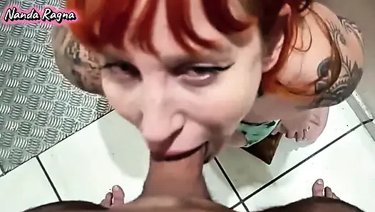 Vollbusige rothaarige reitet ihren freund, hat einen cumshot in ihre muschi