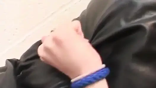 Esmer hatun buharlı ofiste parmaklama ve sikiş seansı