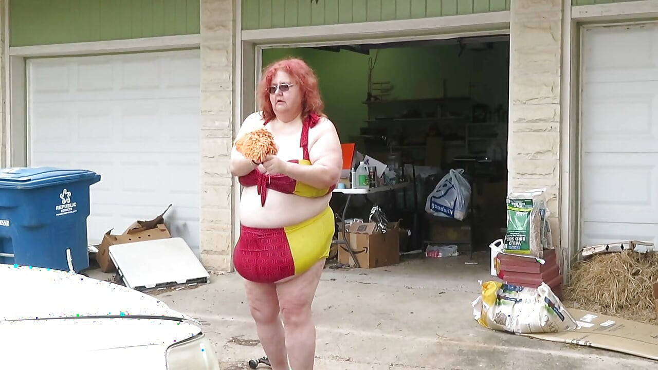 Sexy madura gordinha ruiva enfermeira Vicki lava seu carro!