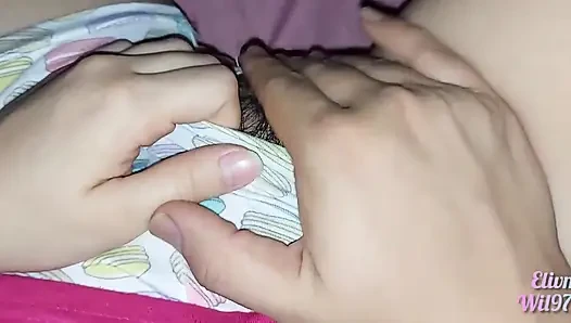 XXX Дези моя сводная сестра позволяет мне играть с ее киской, когда она приходит в гости, она встает на мою постель