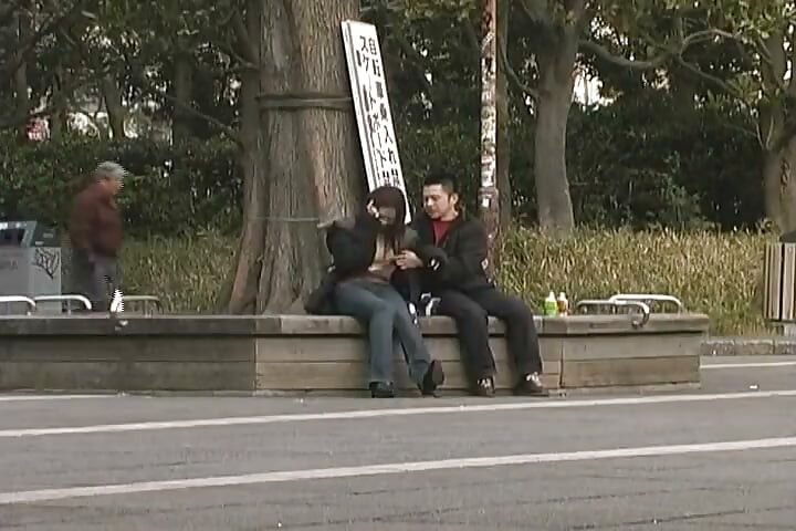 야외에서 비밀 을 공유하는 미시 일본 미시 미시 Yagaide