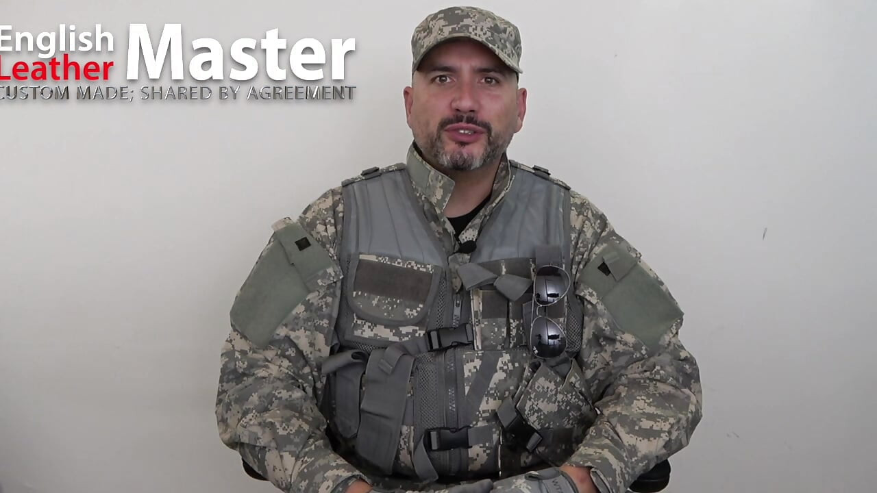 Umundurowany oficer armii mindfucks cię PODGLĄD