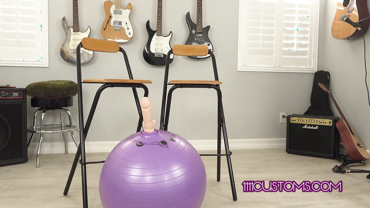 필라테스 볼 딜도를 타고 그릇에 오줌을 싸는 Adria Rae