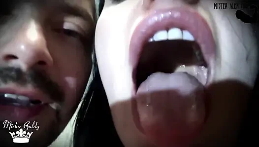 İki çılgın dev seni canlı canlı yiyecek için kavga etmeden önce seni aç ağızlarının üstüne sallıyor