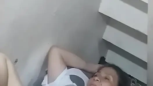 Cewek itu minta tolong sama aku supaya jilat memeknya lagi
