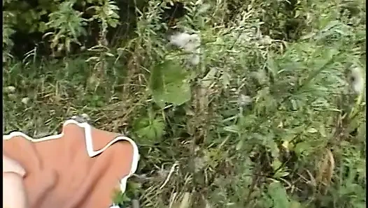 Cewek semok rambut pirang ini lagi asik muasin memeknya pakai mainan seks dan dientot habis-habisan pakai pisang