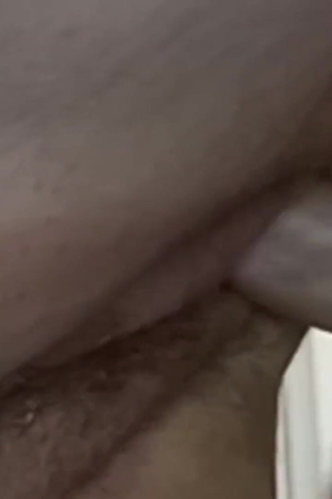 Na de seks stroomt een enorme hoeveelheid sperma uit mijn poesje