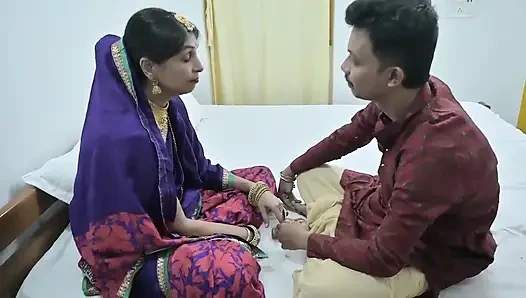 Hintli çift balayında şehvetli yumuşak romantik seks