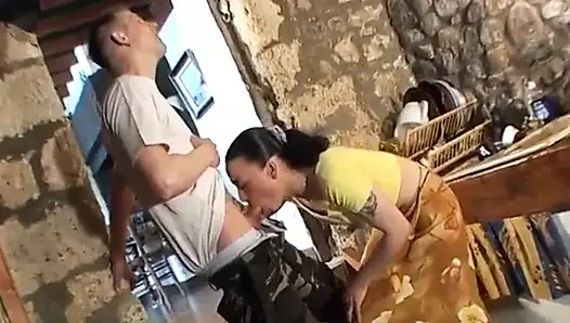 Ibu rumah tangga dientot gaya doggy habis-habisan di tangga