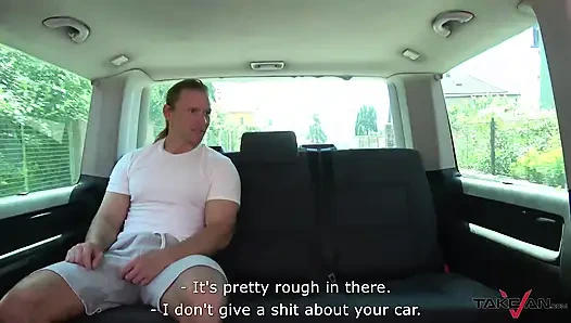 Pelacur pirang tidak malu untuk melebarkan kakinya di depan kontol besar