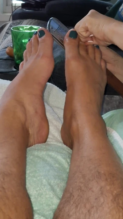 我的邻居在我给她抹脚之前给我擦脚
