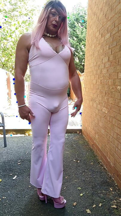 Crossdresser kellycd2022 u ružičastom kombinezonu i štiklama
