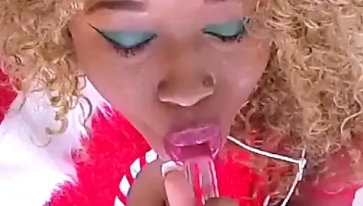 Новенькая Nina Rivera играет с ее новой игрушкой под елкой