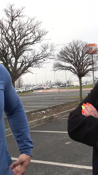 Mala ružičasta pičkica dobiva ukras sperme u kombiju za prijevoz