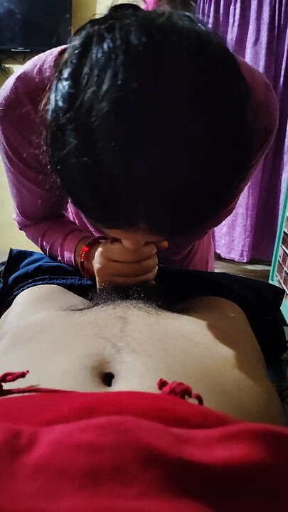 Hintli köylü kız sevgilisine sakso çekiyor