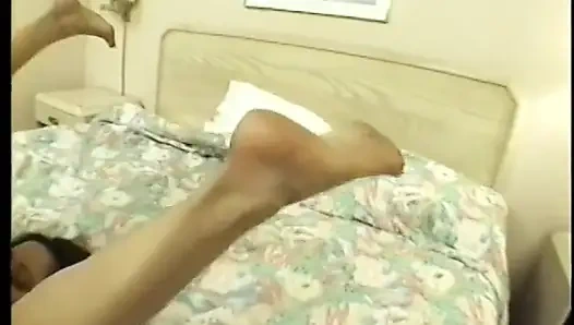 Сексуальной экзотической милфе трахают в задницу членом во время тройничка