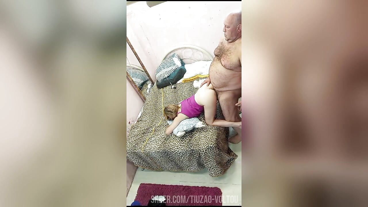 她喜欢这样，她24------岁，想要上四个人