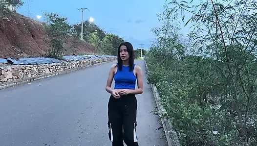 Sesi pemotretan pertamaku dengan gadis latina yang tidak dikenal berakhir dengan persetubuhan keras, aku akhirnya mengisi memeknya dengan susu.