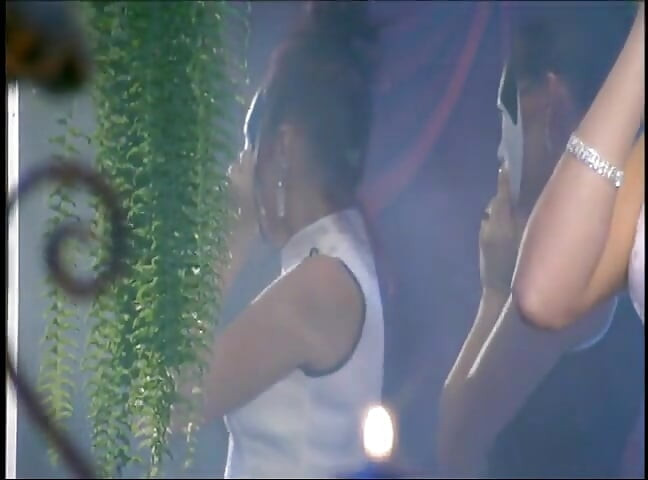 Tesão de lésbicas chiques compartilham um brinquedo enorme comum para se masturbar