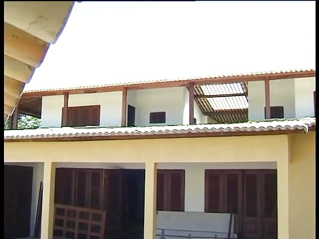 A nagymellű szőke csajt megdugják és megrázzák a szabadban