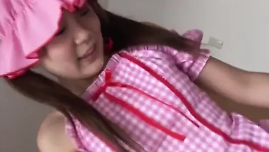 Pembe kostümlü olgun esmer kadının yüzüne büyük bir boşalma