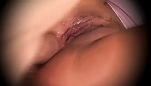 İri göğüslü orta yaşlı seksi kadın götünü sert sikiyor ve ağzına büyük bir yarakla boşalıyor