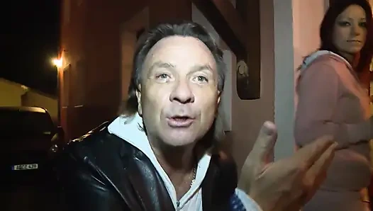 İki Sürtük Fahişe Üç Şişman Yarak Için Diz Çöküyor - Götten Sikiş Ve Döl Ile DP Grup Seks!