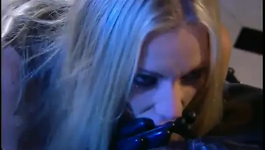 Lateks takım elbiseli adam sikişmeden önce seksi bir sarışın tarafından sikiliyor