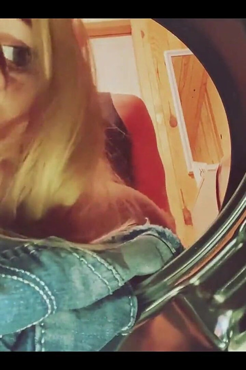 Minha meia-irmã ficou presa na máquina de lavar e eu decidi ajudá-la com meu pau grande