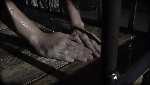 Что делать с блондинкой в клетке
