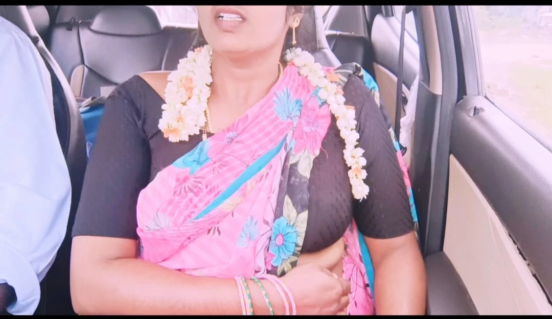Bhabi desi mengkhianati suaminya dengan memandu rahsia panjang dengan abangnya yang lebih muda. Seks dalam kereta Telugu bercakap kotor.