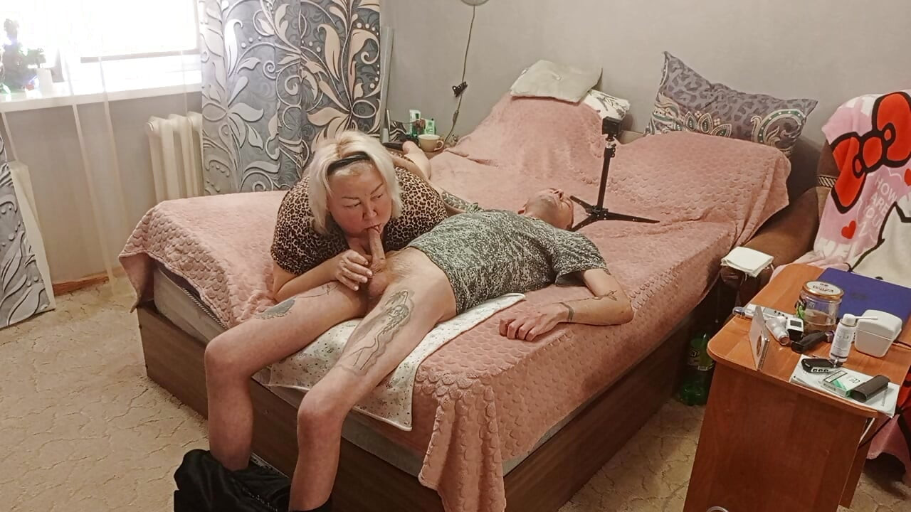 정액을 삼키기 위해 펠라하는 새엄마