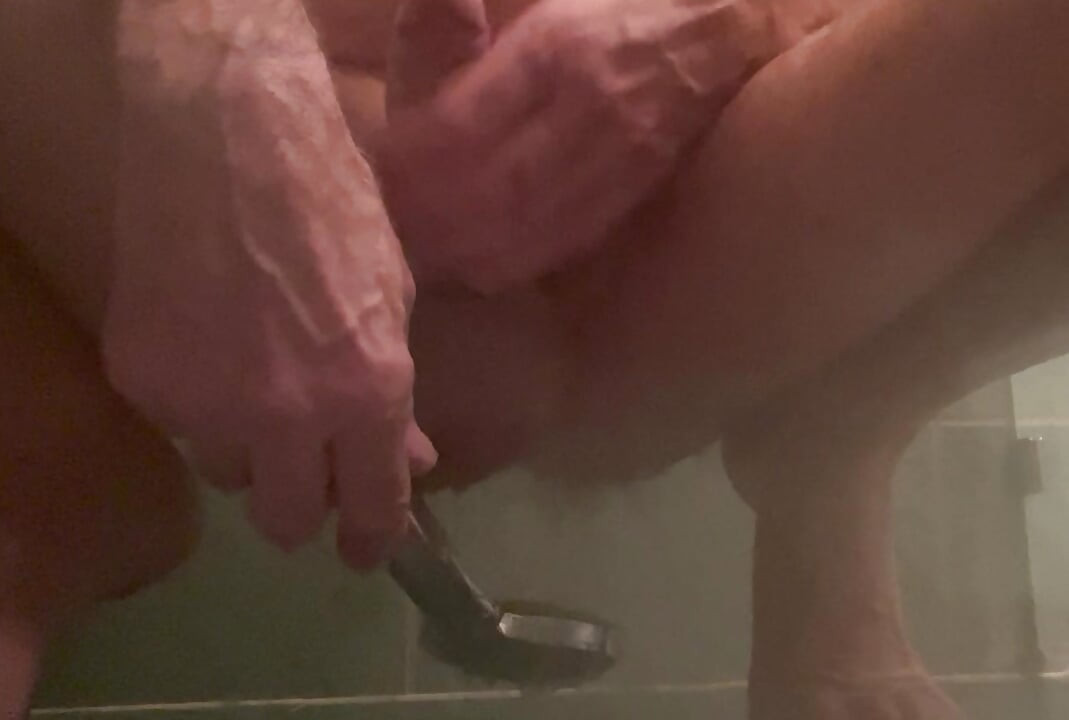 Sega nella doccia con una candela nel culo e si fa scopare nel culo da getti d'acqua nella doccia