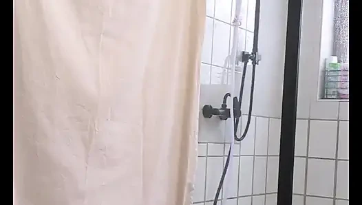 Sekantong penuh air mengalir ke pantat kecilku!