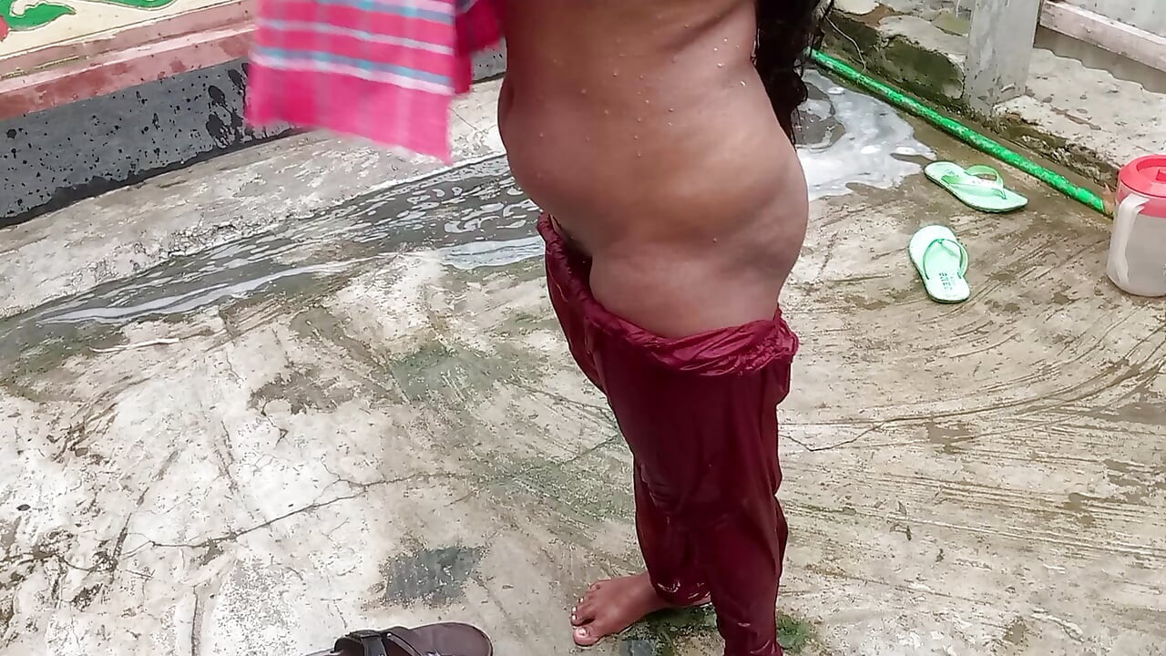 Zuzusehen, wie indische stiefmutter ein heißes bad nimmt, lässt ihren stiefsohn verrückt werden, sie zu ficken