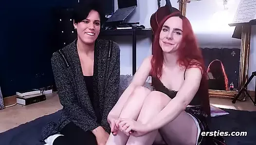 Bissexuais estudantes Claudia M. e Cataleya fazendo sexo lésbico quente